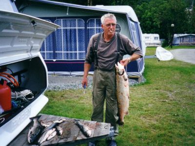 Pappa med oppdrettar ifr� Kile