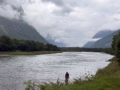 Inge i Kleivhlen imot ein regntung Sunndal