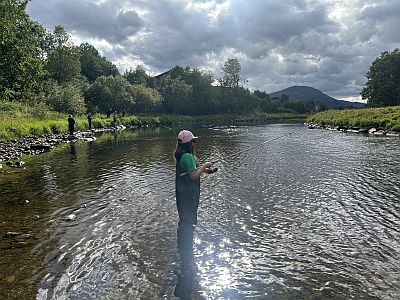 Lilly p� fiske i �rstaelva