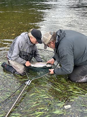 Inge med sin andre i Svardalselva