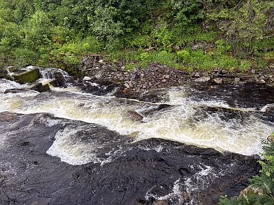 Oppunder fossen ved hovudvegen, Hjalma sone 2