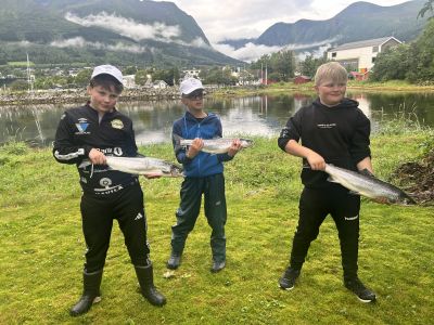 Gutta som fekk fisk under fiskedagen 2026 �JFF