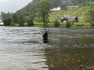 Endre i kjent positur ute i Storh�len i Svardal