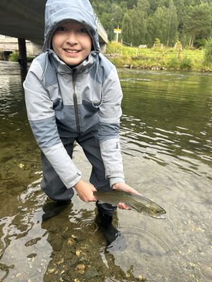 Lilly med sin f�rste litt st�rre fisk